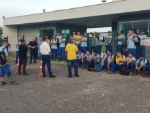 Sindicato segue conversando com os trabalhadores ceramistas na porta das fábricas