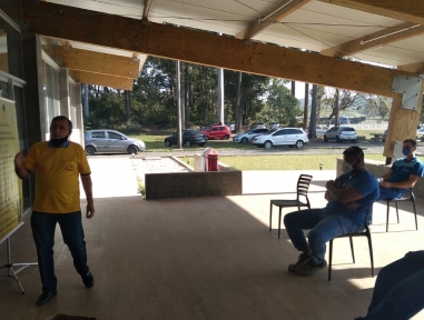 Sindicato conversa com os trabalhadores nas empresas