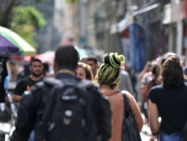 Trabalhadores pretos ganham 40,2% menos do que brancos por hora trabalhada